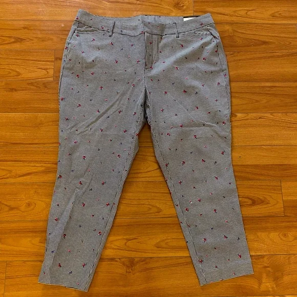 New w/tag Worthington Ankle Blk/Wht with tiny pretty red SZ  (20W)